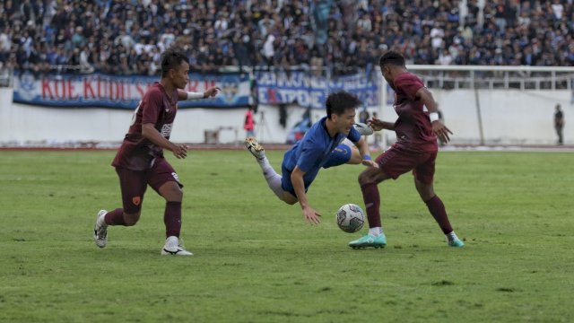 Skuad PSM Makassar saat menghadapi PSIS Semarang dalam laga ujicoba di Stadion Jatidiri, Semarang, Sabtu (28/5/2022). (foto: Official PSM Makassar)