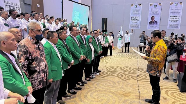 Koord Presidium MN KAHMI Ahmad Doli Kurnia Tanjung melantik pengurus KAHMI Sulsel di Hotel Four Point Makassar, Sabtu (21/5/2022). (Foto: Abatanews/Wahyuddin)