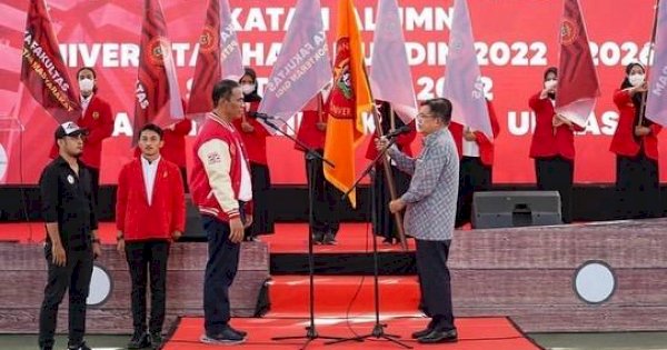 Jusuf Kalla Resmi Serahkan Kepemimpinan IKA Unhas ke AAS