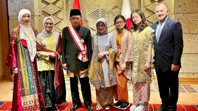 Mantan Wakil Presiden Jusuf Kalla (JK) bersama istrinya, Mufidah Jusuf Kalladan keluarga saat menerima penghargaan dari pemerintah Jepang pada Selasa (10/5/2022). (Foto: Tim JK) 