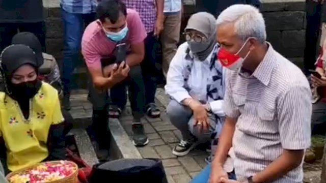 Gubernur Jawa Tengah Ganjar Pranowo saat berada di depan makam Sultan Hasanuddin di Gowa, Sulsel. (Foto: Tangkapan layar instagram/@info_kejadian_makassar)