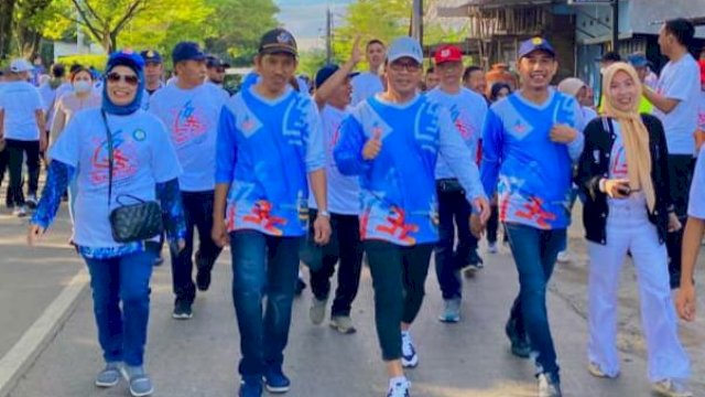 Rudianto Lallo bersama ribuan alumni SMAN 6 Makassar mengikuti jalan santai. (Foto: Abatanews/Azwar)