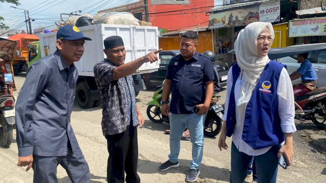 Ketua DPRD Makassar dan Ketua NasDem Makassar Rachmatika Dewi meninjau jalan Amtang Raya. (Doto: Nasdem Makassar)