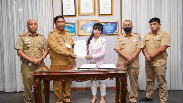 Pemerintah Kabupaten Maros bersama Sekolah Tinggi Ilmu Keperawatan (STIK) Famika melakukan  perjanjian kerja sama atau MoU tentang Peningkatan Sumber Daya Manusia khususnya NAKES di bidang keperawatan, yang dilakukan oleh Bupati Maros, AS Chaidir Syam bersama Pendiri Yayasan Fani Mitra Karya/Ceo-Owner Gosyen Group, Maria Gultom di Ruang Rapat Bupati (23/05/2022). (Foto: ABATANEWS/Wahyuddin) 