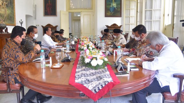 Presiden Jokowi memimpin Ratas Persiapan Pelaksanaan Ibadah Haji 1443H/2022M, di Istana Kepresidenan Bogor, Jawa Barat, Selasa (17/05/2022). (Foto: Humas Setkab)