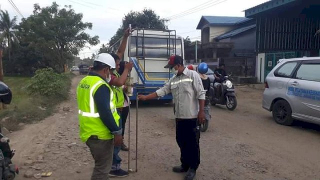 Pembenahan ruas jalan Pinrang- Rappang di Kabupaten Pinrang, Sulsel, Mmmasuki Uji Sand Cone dan DCP. (foto: Pemprov Sulsel) 