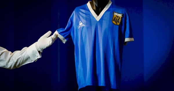 Jersey Maradona &#8216;Tangan Tuhan&#8217; Laku Ratusan Miliar 