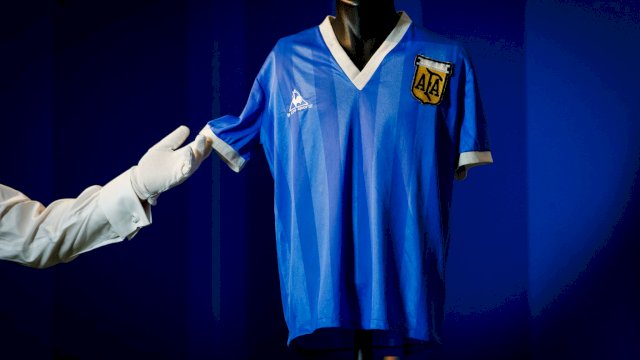 Jersey Maradona yang dilelang. (foto: Twitter/@Sotheby's)