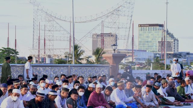 Gubernur Sulsel salat id bersama warga di pelataran masjid 99 kubah