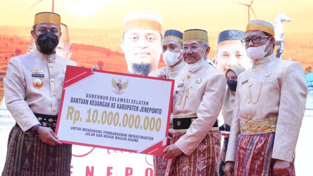 Gubernur Sulsel Andi Sudirman Sulaiman menyerahkan bantuan di HUT 159 Kabupaten Jeneponto. (Foto: Humas Sulsel)