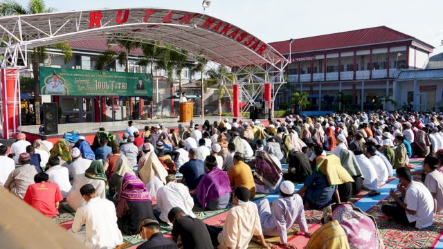 Warga binaan Rutan Kelas I Makassar, tengah melaksanakan sholat Ied di Lapangan Olahraga Rutan Makassar, Selasa (2/5/2022). (foto: Abatanews)