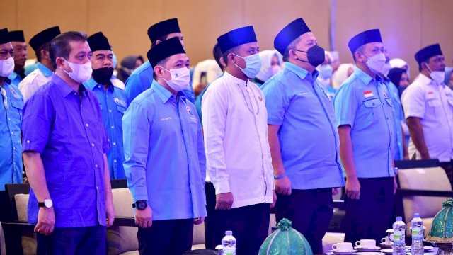 Gubernur Sulsel, Andi Sudirman Sulaiman bersama Ketua Umum Partai Gelora Rakyat Indonesia, Anis Matta saat konsolidasi pemenangan Partai Gelora Sulsel di Claro Hotel and Convention Makassar, Jumat, (6/5/2022). (foto: Abatanews)