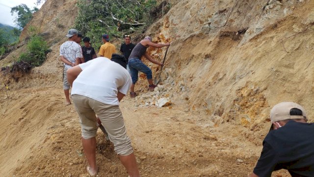 Longsor di jalur Sabbang-Tallang Luwu Utara. (Foto: Humas Pemprov Sulsel)