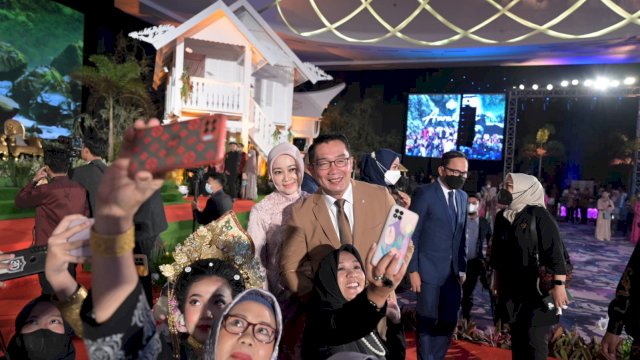 Gubernur Jawa Barat Ridwan Kamil saat menghadiri pesta pernikahan putri Wali Kota Makassar Danny Pomanto.( Foto: Abatanews/wahyuddin)