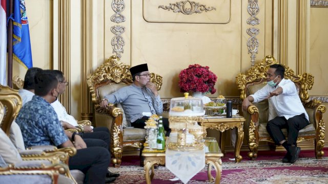 Ridwan Kamil bersilaturahmi dengan Gubernur Sulsel Andi Sudirman Sulaiman di Rujab Gubernur. (Foto: Humas Pemprov Sulsel)