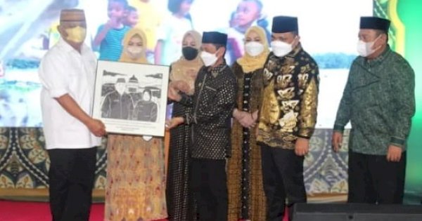 Bupati Gorontalo Apresiasi 10 Tahun Kepemimpinan Rusli Habibie dan Idris Rahim 