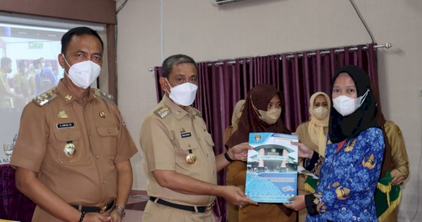 Hari Pertama Kerja, Bupati Amran Serahkan SK PPPK Pemkab Wajo