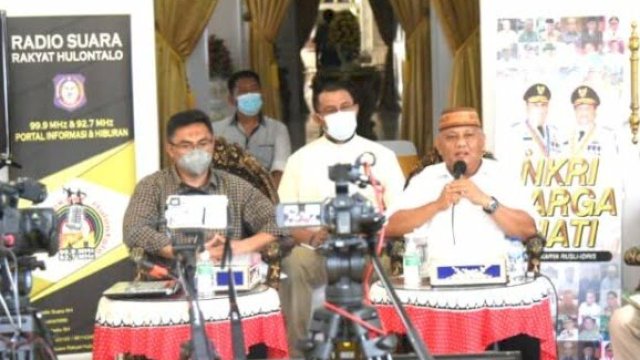 Gubernur Provinsi Gorontalo, Rusli Habibie (kiri ujung) saat dialog publik refleksi 10 Tahun kepemimpinan NKRI yang disiarkan melalui RRI Gorontalo, Minggu (8/5/2022). (foto: Humas Provinsi Gorontalo)