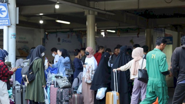 Penumpang arus balik yang turun di Pelabuhan Soekarno Hatta Makassar. (Foto: Humas Pelindo 4)