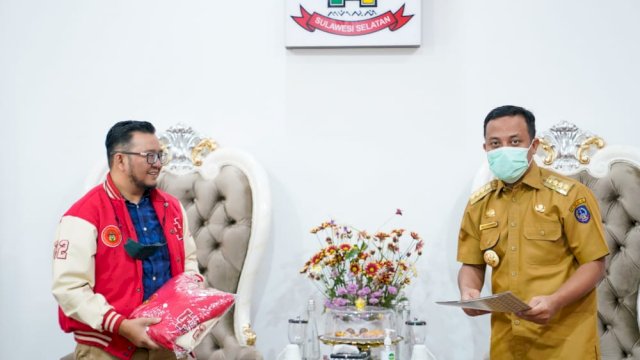 Ketua Panitia Pelaksana Pelantikan Pengurus IKA Unhas 2022-2026 Irwan Ade Saputra saat audiens dengan Gubernur Sulsel, Andi Sudirman Sulaiman terkait kehadirannya di acara pelantikan IKA Unhas. (foto: Humas Pemprov Sulsel)