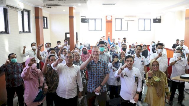 Wali Kota Makassar Danny Pomanto saat bertemu USAID dan lurah se-kecamatan Mamajanh. (Foto: humas pemkot makassar)