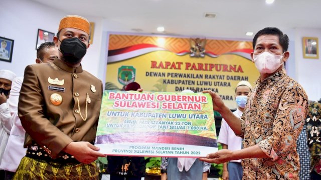 Gubernur Sulsel Andi Sudirman memberikan bantuan benih gratis saat HUT Lutra ke-23 di Masamba. (Foto: Abatanews/Wahyuddin)