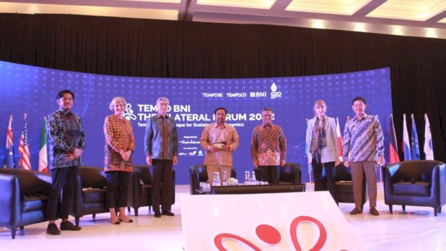 Firman Pagarra (kiri) menjadi pembicara bilateral forum dan memaparkan pemulihan ekonomi Makassar. (Foto: Humas Makassar)