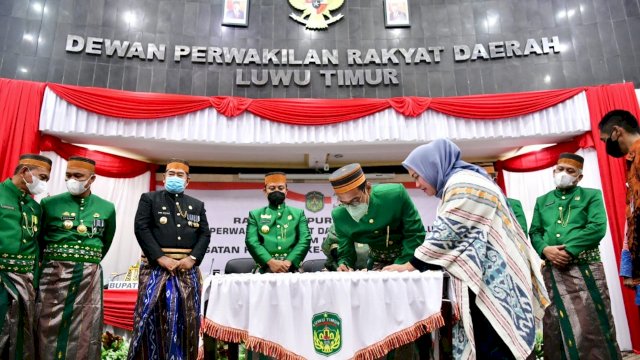 PT. Vale Indonesia menyerahkan Bandar Udara Sorowako dan pengelolaan kebandarudaraan kepada Pemerintah Provinsi Sulawesi Selatan saat HUT Luwu Timur (12/5/2022). (Foto: Humas Sulsel)