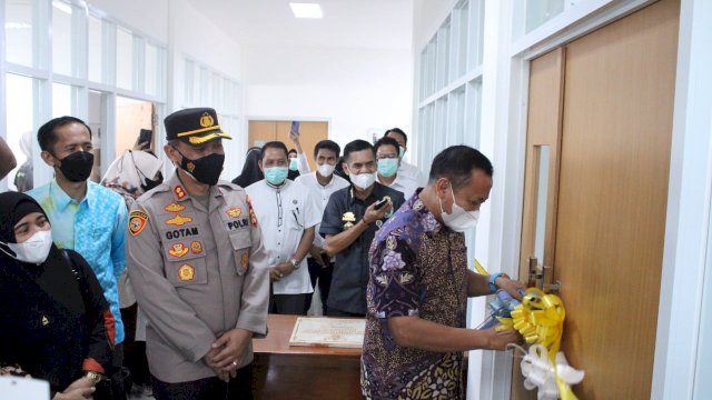 Bupati Kabupaten Takalar, H Syamsari saat meresmikan Gedung Stroke Center dan CVCU RSUD. HPDN Takalar. (foto: Pemkab Takalar)