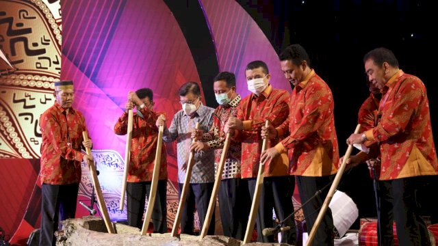 Pembukaan Persatuan Saudagar Bugis Makassar (PSBM) ke XXII di Hotel Claro Makassar, dihadiri Jusuf Kalla, Andi Sudirman Sulaiman, Danny Pomanto, hingga pengusaha asal Bugis Makassar di Hotel Claro Makassar, Sabtu (14/5/2022). (foto: Pemkot Makassar)