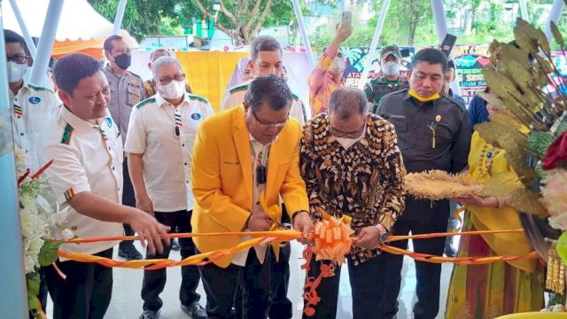 Rektor UNM Prof Husain Syam meresmikan Gedung Serbaguna Kampus V UNM Parepare, pada Sabtu (14/5/2022). (Foto: ABATANEWS/Wahyuddin) 