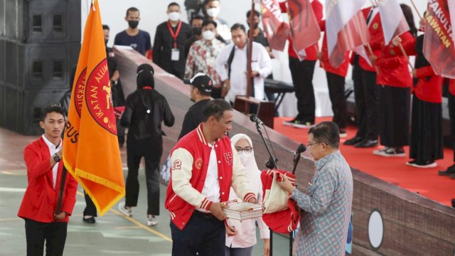 Mantan Ketua IKA Unhas, Jusuf Kalla menyerahkan kepemimpinan secara sah ke Andi Amran Sulaiman sebagai Ketua IKA Unhas di Gedung JK Arenatorium GOR Unhas, Jalan Tamalanrea Makassar, Sabtu (14/5/2022). (foto: Humas Pemkot Makassar) 