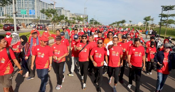 Danny Dampingi Aksa Mahmud Lepas Ribuan Peserta Jalan Santai PSBM