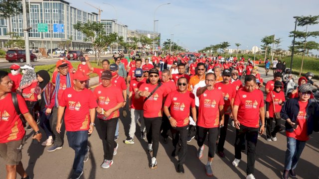 Wali Kota Makassar, Moh. Ramdhan ‘Danny’ Pomanto mendampingi Ketua Dewan Penasehat PSBM, Aksa Mahmud melepas rombongan jalan santai (Pertemuan Saudagar Bugis Makassar) PSBM XXII tahun 2022 yang digelar di Centre Point Of Indonesia, Makassar, pada Ahad (15/5/22). (Foto: ABATANEWS/Wahyuddin)