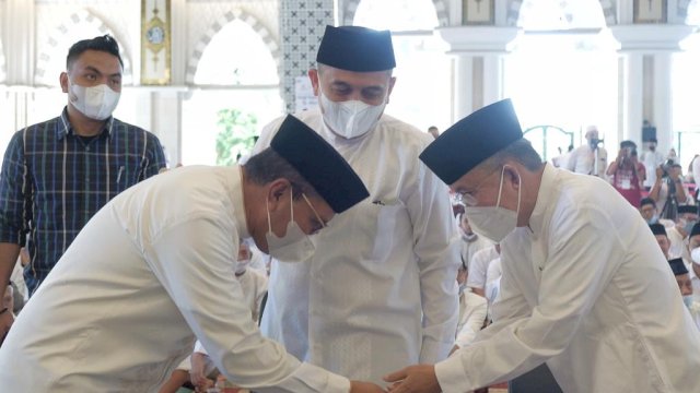 Wali Kota Makassar, Moh Ramdhan Pomanto saat menghadiri rangkaian kegiatan mengenang 40 tahun wafatnya Haji Kalla dan Athirah, di Masjid Raya, Minggu (15/5/22). (foto: Pemkot Makassar) 