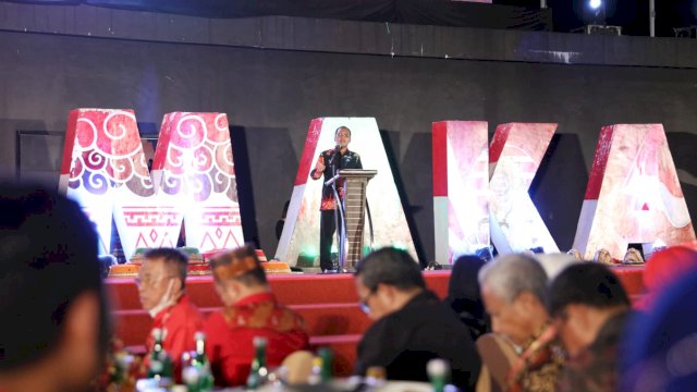 Wali Kota Makassar, Moh Ramdhan ‘Danny’ Pomanto saat menutup secara resmi gala dinner dan closing ceremony Pertemuan Saudagar Bugis Makassar (PSBM) ke 22 tahun 2022, di Anjungan Pantai Losari, Minggu (15/5/22). (foto: Pemkot Makassar)