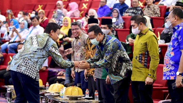 Gubernur Sulawesi Selatan, Andi Sudirman Sulaiman mendorong Kabupaten Kepulauan Selayar sebagai Kawasan Ekonomi Khusus (KEK) untuk kepariwisataan dalam acara Silaturahim Nasional Dewan Pengurus Pusat (DPP) Persatuan Masyarakat Selayar (Permas) di Ruang Ballroom Teater, Lantai 3, Menara Phinisi UNM, Minggu (15/5/2022) (foto: Pemprov Sulsel)