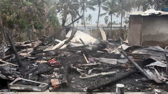 Gubernur Sulawesi Selatan, Andi Sudirman Sulaiman menyalurkan bantuan untuk warga terdampak musibah bencana kebakaran di kabupaten Takalar. (foto: BPBD Takalar)