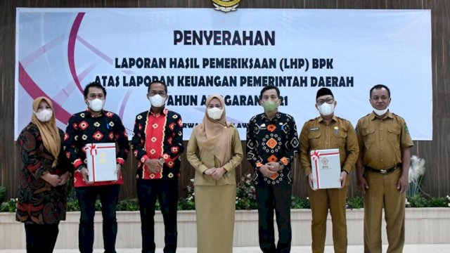 Bupati Luwu Utara Indah Putri Indriani menerima penghargaan Opini WTP dari BPK RI. (Foto: Abatanews/Azwar)