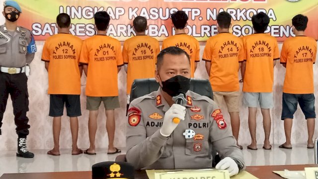 Polres Soppeng menggelar press converence di Aula Mapolres Soppeng, Selasa (17/05/2022) dan menangkap 7 pelaku pengedaran narkoba dengan beberapa diantaranya merupakan jaringan Lapas Palopo. (foto: Polres Soppeng) 