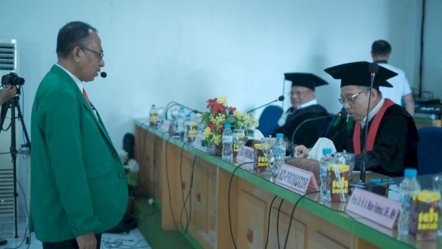 Ketua Bawaslu Sulawesi Selatan (Sulsel) La Ode Arumahi resmi menyandang gelar Doktor bidang ilmu Hukum usai menjalani promosi doktor di Program Pascasarjana Universitas Muslim Indonesia (UMI), Selasa (17/5/2022).