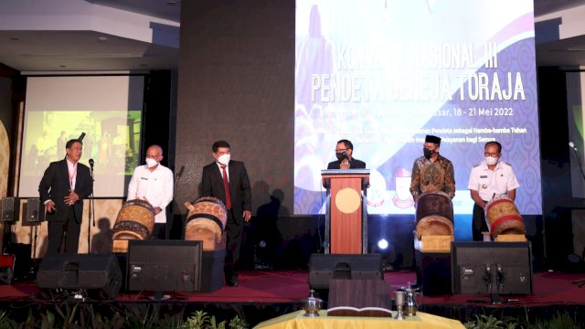 Wali Kota Makassar, Moh. Ramdhan ‘Danny’ Pomanto saat menghadiri Konvensi Nasional III Pendeta Gereja Toraja di Aula Asrama Haji Sudiang, Rabu (18/5/2022). (foto: Pemkot Makassar)