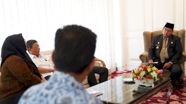 Sekertaris Daerah Provinsi Sulawesi Selatan (Sulsel) Abdul Hayat Gani, memberikan apresiasi terhadap kinerja Komisi Informasi (KI) Sulsel, dalam mewujudkan keterbukaan informasi publik. Komisioner KI Sulsel berkunjung ke ruang kerja Abdul Hayat pada Jumat (20/5/2022) . (Foto: ABATANEWS/Imam)