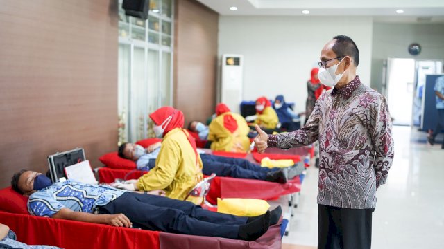 77 pegawai Perusahaan Umum Daerah (Perumda) Air Minum Kota Makassar mengikuti donor darah di Palang Merah Indonesia (PMI) Sulawesi Selatan, Jalan Lanto Daeng Pasewang, Makassar, Kamis (19/5/2022). (foto: Abatanews) 