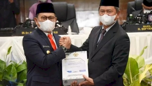  Rusli Habibie dan Idris Rahim dalam memimpin Provinsi Gorontalo, berhasil menorehkan tinta emas dan menciptakan sejarah bagi kepemimpinan NKRI (Nyata Karya Rusli-Idris) dengan meraih predikat Wajar Tanpa Pengecualian (WTP) dari Badan Pemeriksa Keuangan (BPK). (foto: Abatanews) 