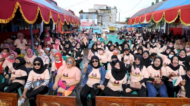 Ratusan emak-emak yang tergabung dalam Mak Ganjar Sulawesi Selatan (Sulsel) mendeklarasikan dukungan terhadap Gubernur Jawa Tengah (Jateng) Ganjar Pranowo menjadi presiden 2024. (foto: Abatanews) 