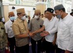 Usai Jumatan, Hamka Bertemu Para Tokoh Agama di Mesjid Agung Baiturrahim