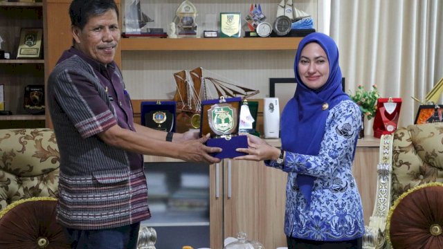 Kadis Kominfo Toraja Utara, Johny Parubak (kiri) bersama Bupati Luwu Utara, Indah Putri Indriani (kanan) dalam kunjungan Studi Tiru ke Kabupaten Luwu Utara (Lutra). (foto: Humas Pemkab Lutra)