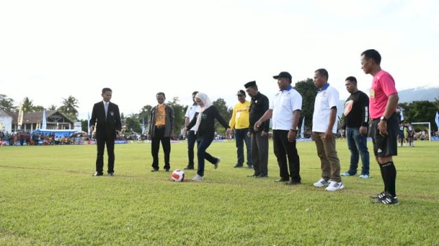 Bupati Luwu Utara Indah Putri Indriani membuka turnamen sepakbola sidomukti cup I. (Foto: Humas Lutra)