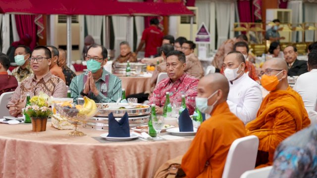 Gubernur Sulawesi Selatan, Andi sudirman Sulaiman melakukana silaturahmi bersama para pengurus Persatuan Umat Buddha Indonesia (Permabudhi) di Rujab Gubernur Sulsel, Minggu malam (22/5/2022). (foto: Humas Pemprov Sulsel)